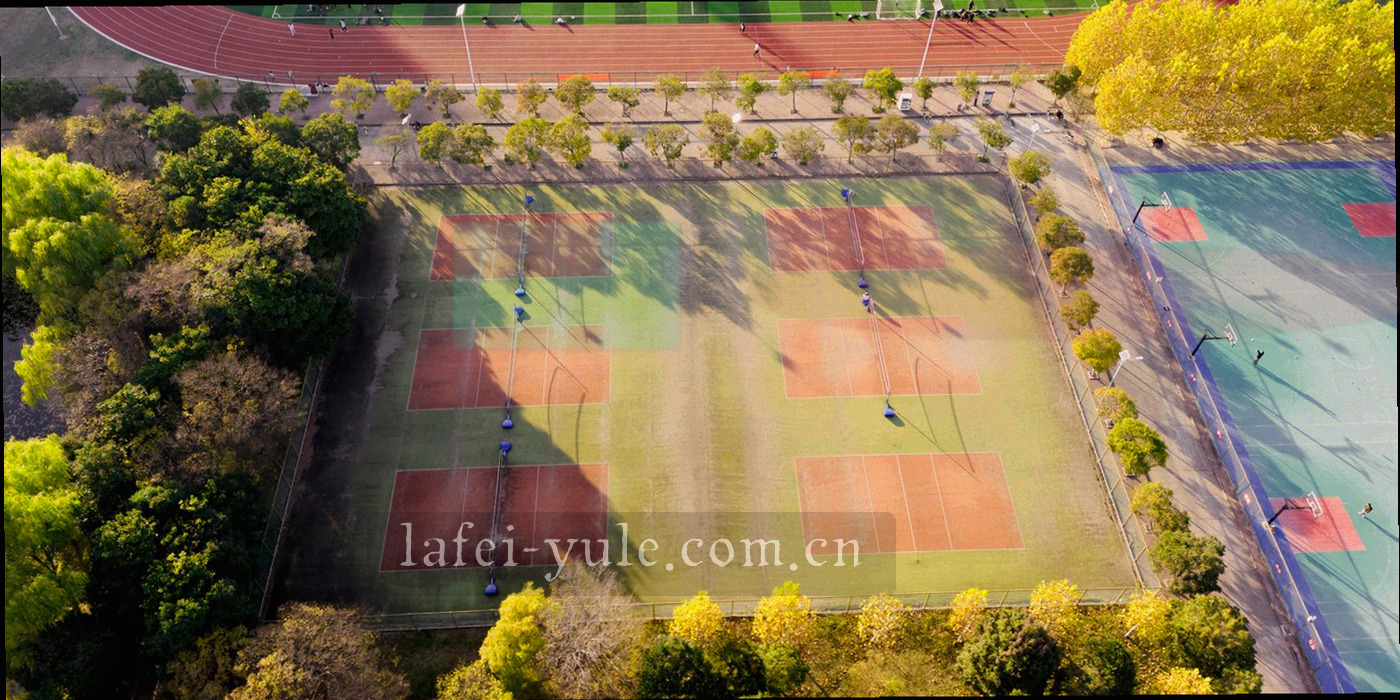 细金属刻度与齿轮状纹理的抽象画面，暗色背景上泛着暖金色微光